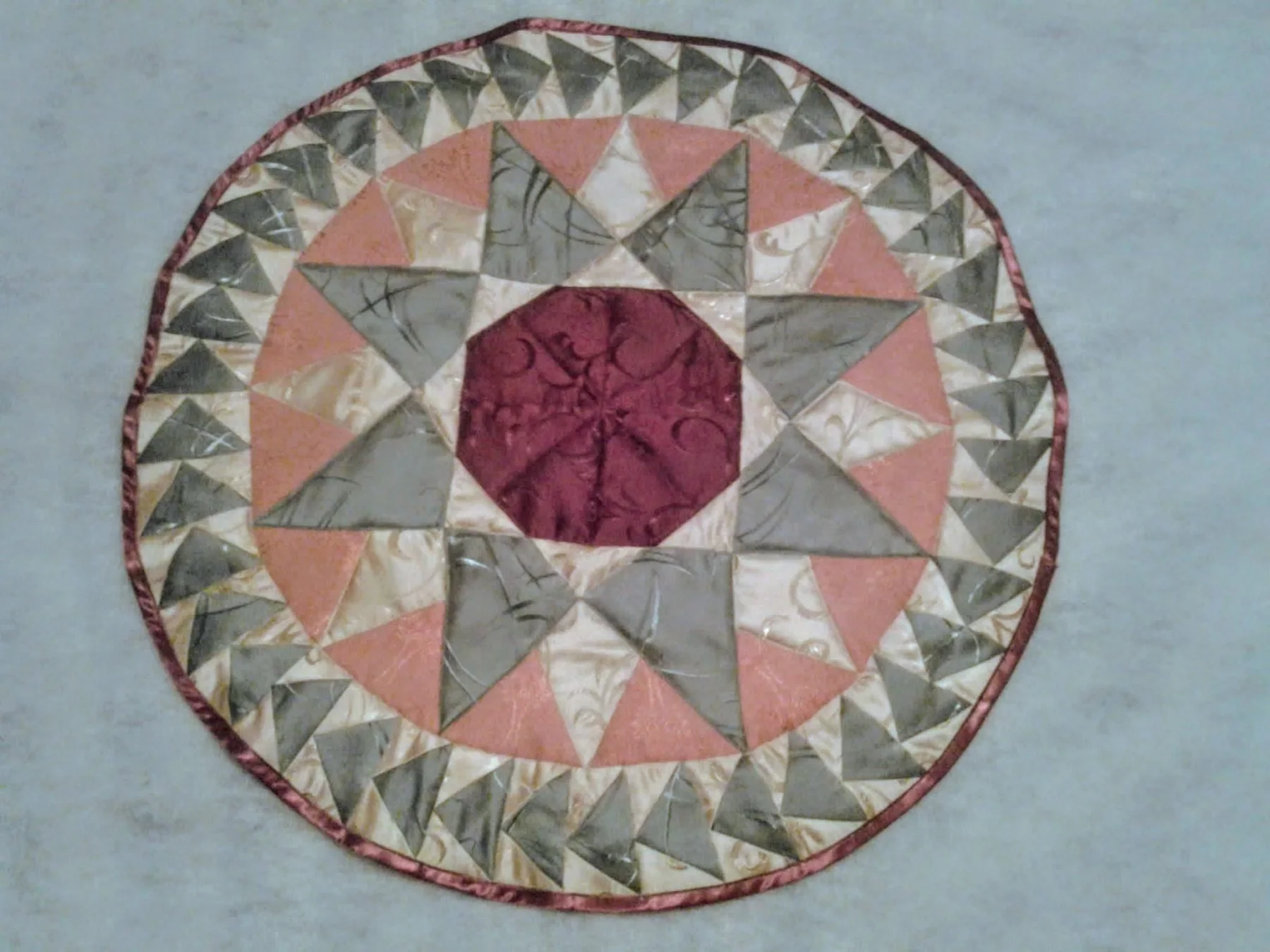 Kör alakú patchwork terítő