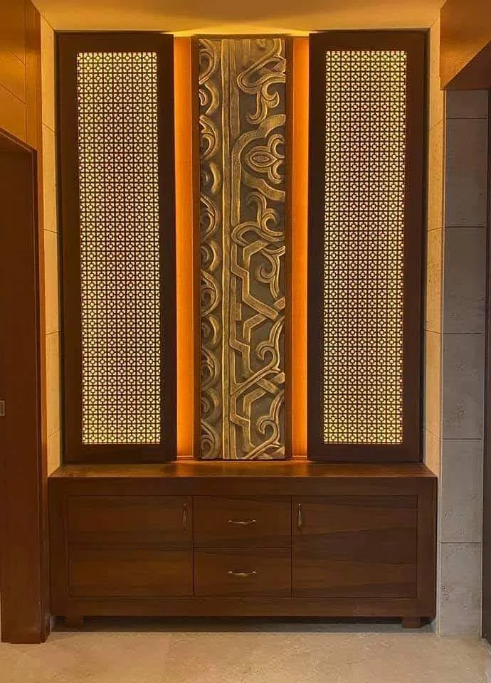 Világított, indás ornamentikájú függőleges falidombormű