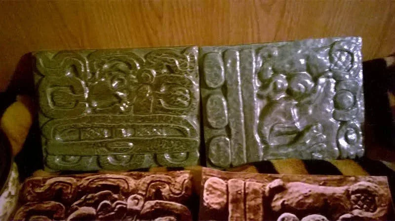 Zöld mázas, archaizáló motívumú domborműves csempeburkolat